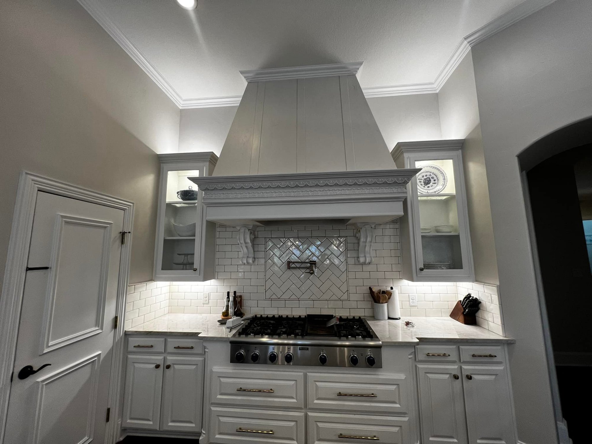 Kitchen range hood with under-cabinet lighting